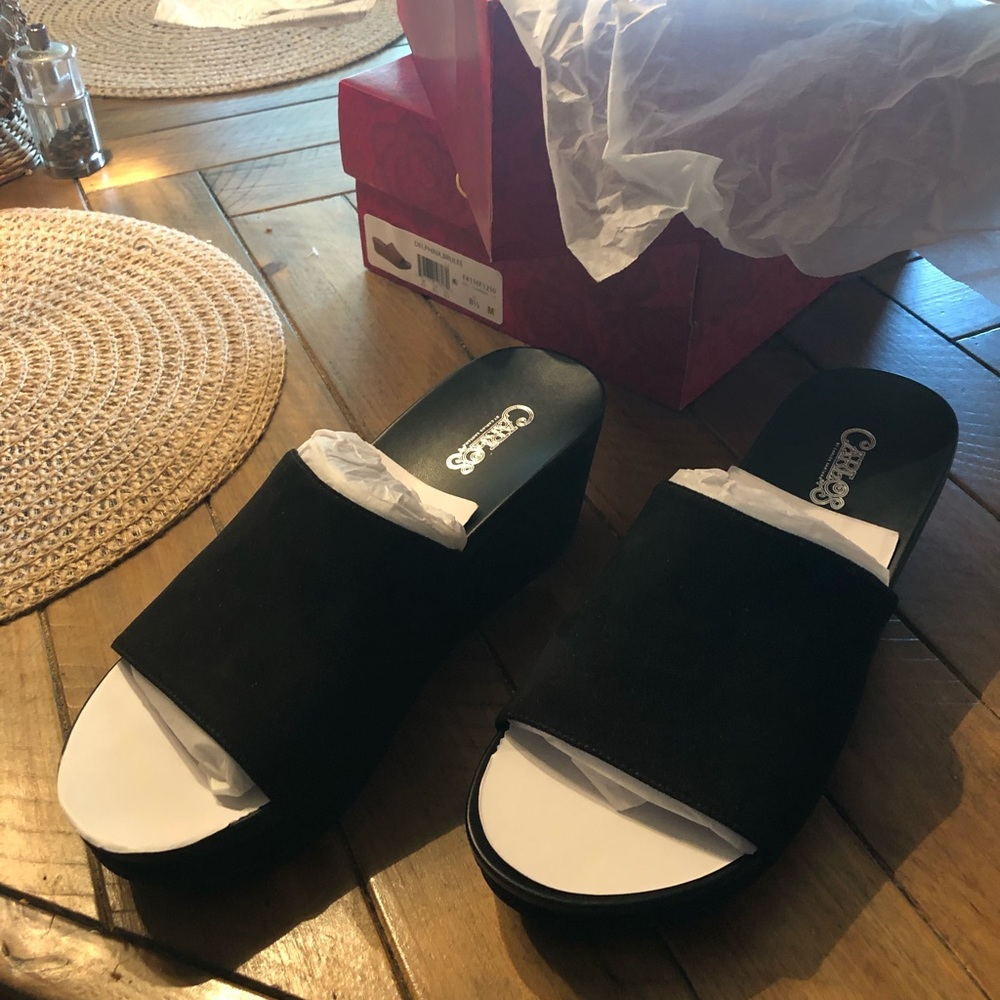 Black Carlos Santana wedge heels. - Picture 5 of 7